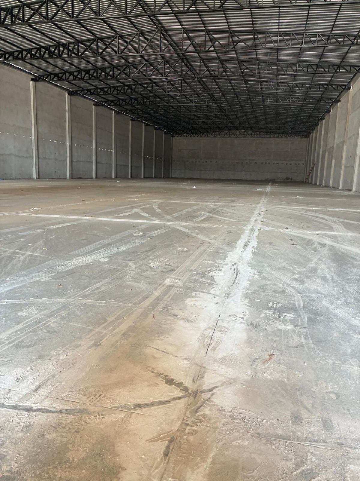 dois barracões com piso de concreto polido em Mandaguaçu
